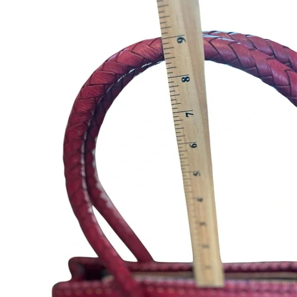 Elegant Red Hand Embossed Handbag Mauzari - Picture 4 of 10